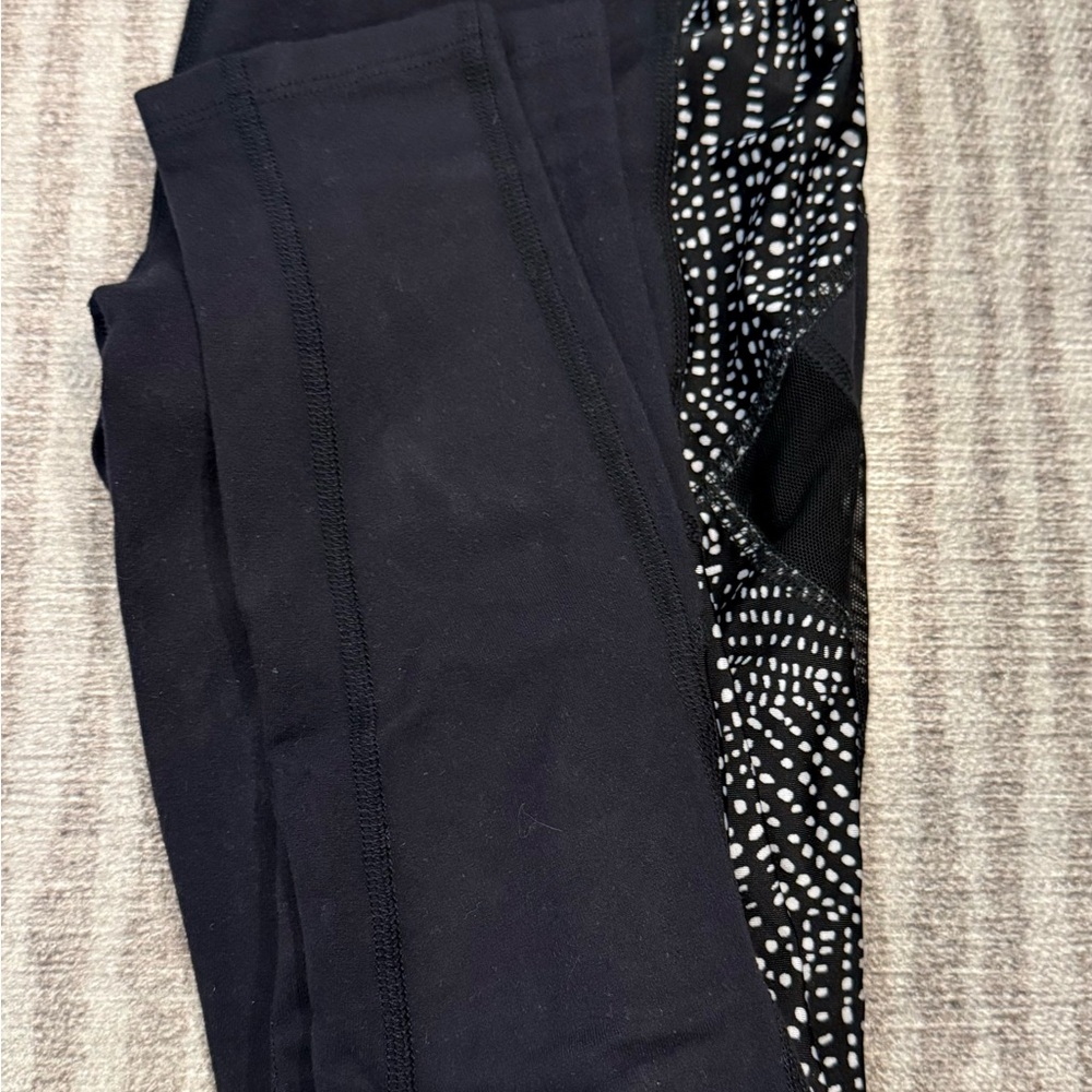 Beyond yoga
Black and White Patterned Leggings